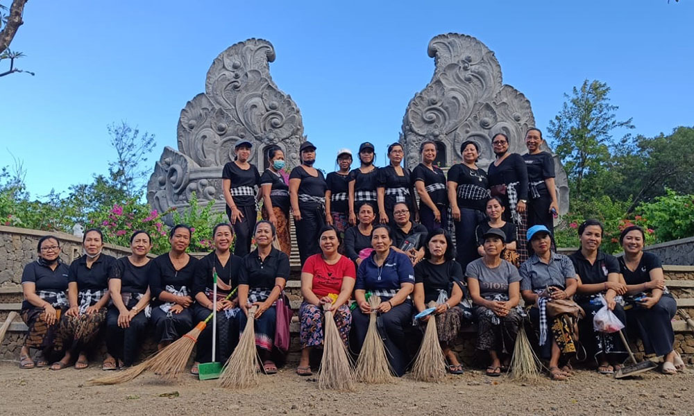 Gotong Royong di Sang Hyang Ambu